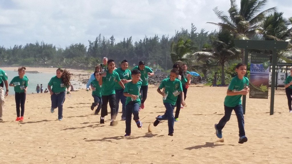 Los integrantes del Cuerpo Juvenil de Vigilantes comparten en la playa Pocita del Terraplén de Piñones, Loíza.