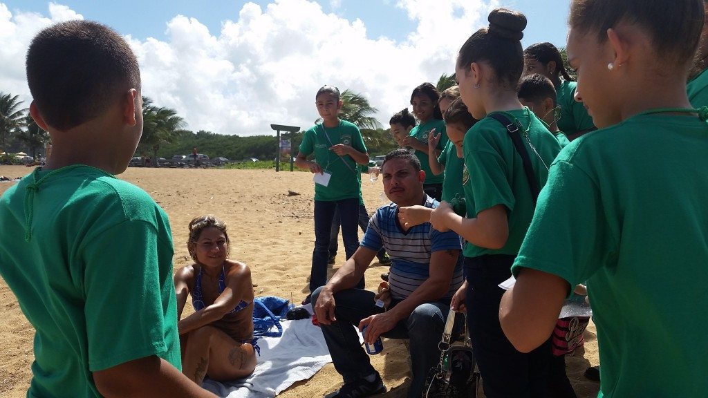 Los integrantes del Cuerpo Juvenil de Vigilantes orientan a la ciudadanía sobre Basura Cero y las Estaciones Verdes en la playa Pocita del Terraplén de Piñones, Loíza.