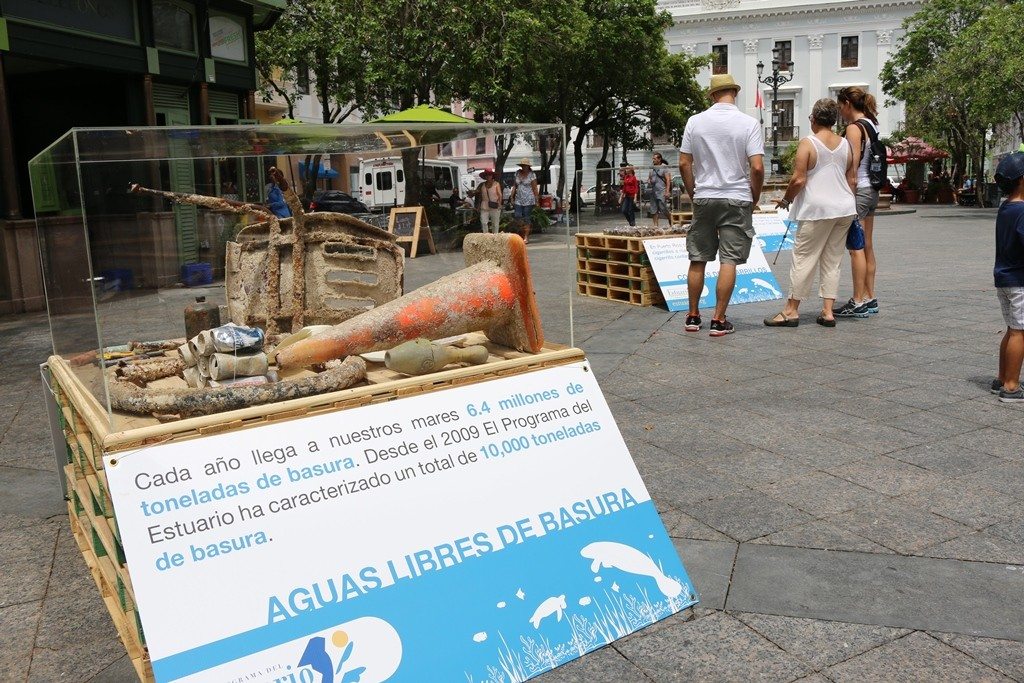 En el área de exhibición en las plazas del Viejo San Juan, empleados de la organización sin fines de lucro informaron a los ciudadanos sobre el desafío local  y global de las basuras marinas. (fotos suministradas)
