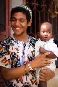 José Israel junto a uno de sus hermanitos en Senegal. 