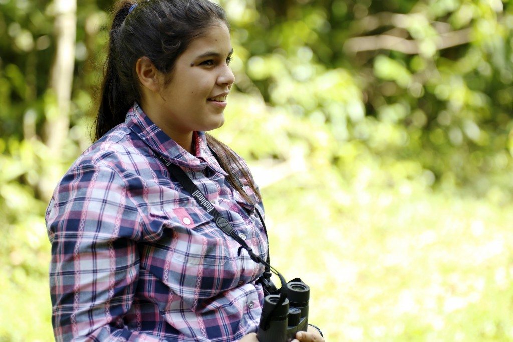 Laura Rodríguez, participa en el censo de aves del carso norteño, en el área natural protegida de Río Encantado en Ciales.