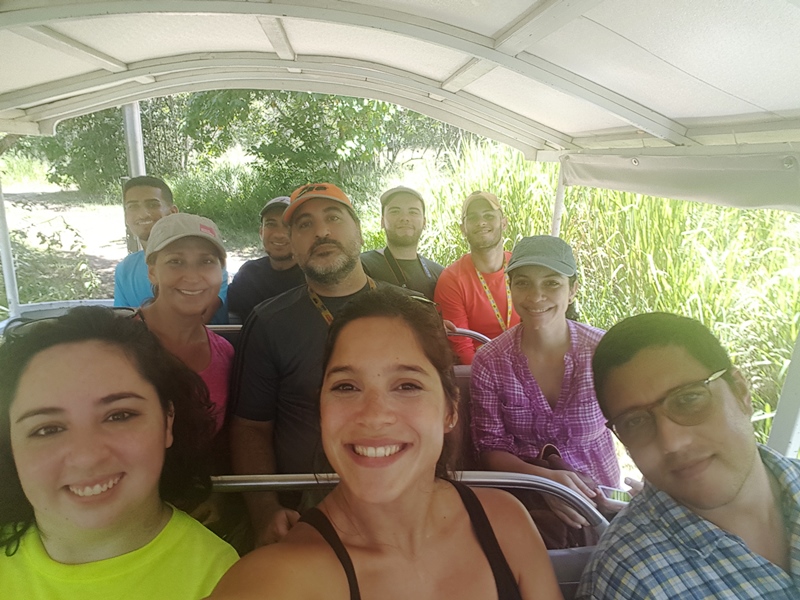 Grupo de periodistas, blogueros y miembros de Para La Naturaleza, de regreso a la hacienda, luego del recorrido por la reserva. 